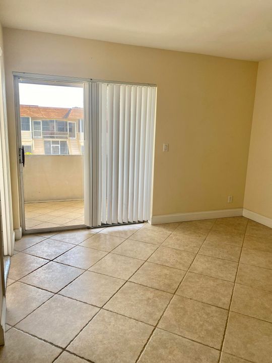 For Rent: $1,400 (1 beds, 1 baths, 740 Square Feet)