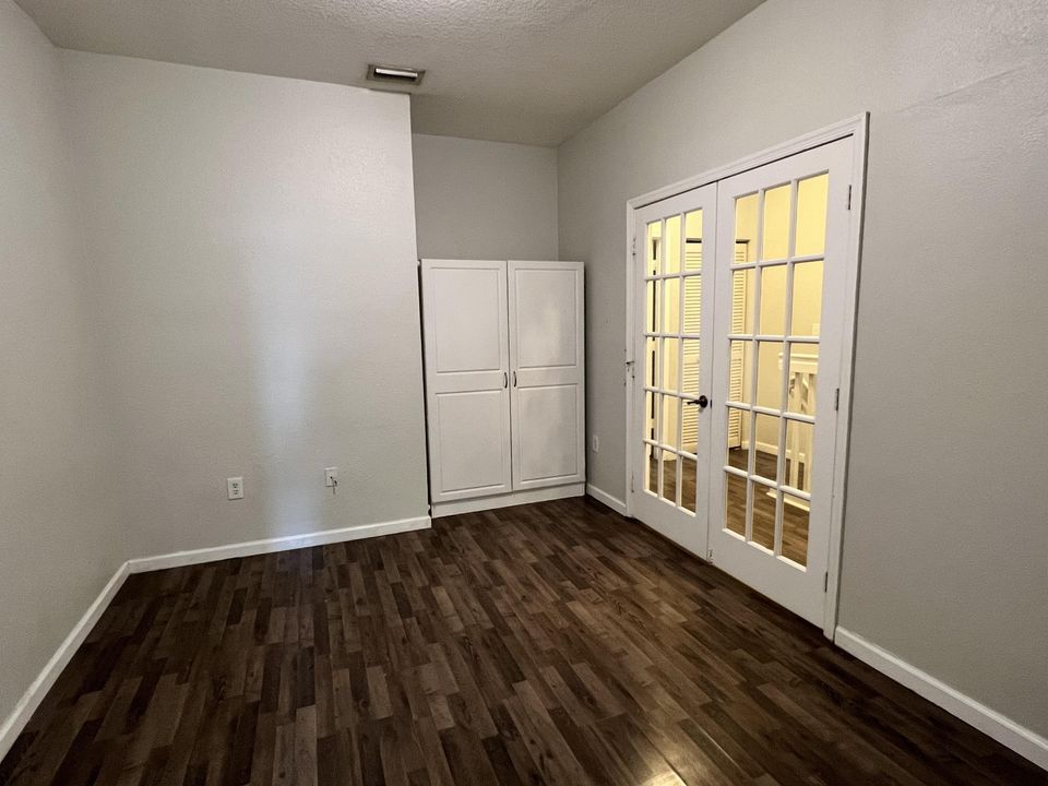 For Sale: $400,000 (3 beds, 2 baths, 1356 Square Feet)