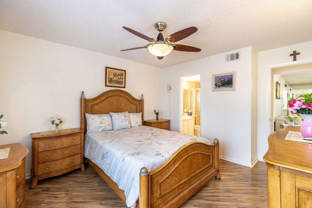 For Sale: $185,000 (2 beds, 2 baths, 937 Square Feet)
