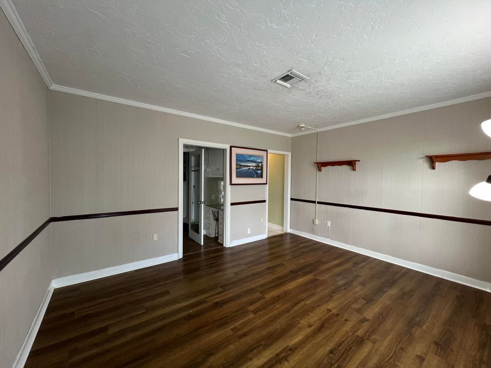 Active With Contract: $1,395 (0 beds, 1 baths, 350 Square Feet)