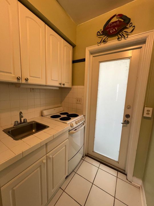 Active With Contract: $1,395 (0 beds, 1 baths, 350 Square Feet)