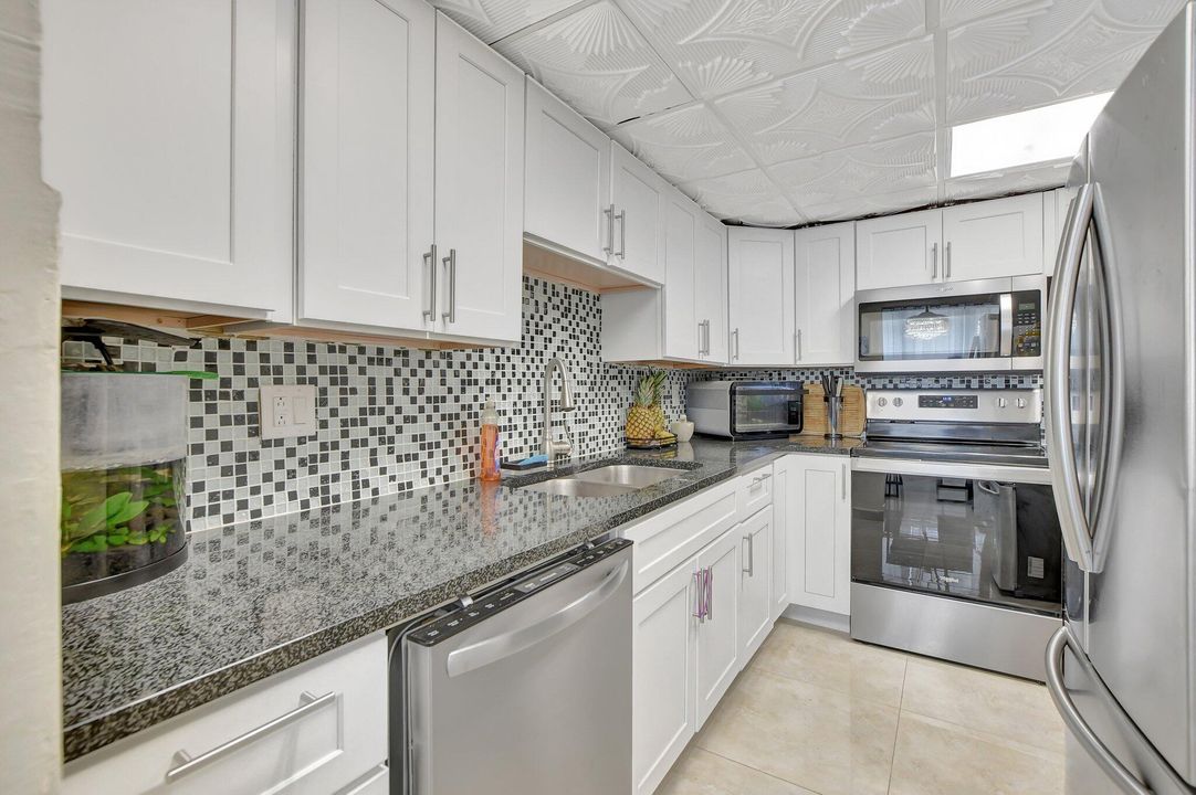 For Sale: $379,000 (2 beds, 2 baths, 1281 Square Feet)