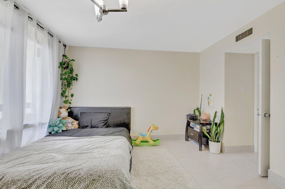 For Sale: $379,000 (2 beds, 2 baths, 1281 Square Feet)