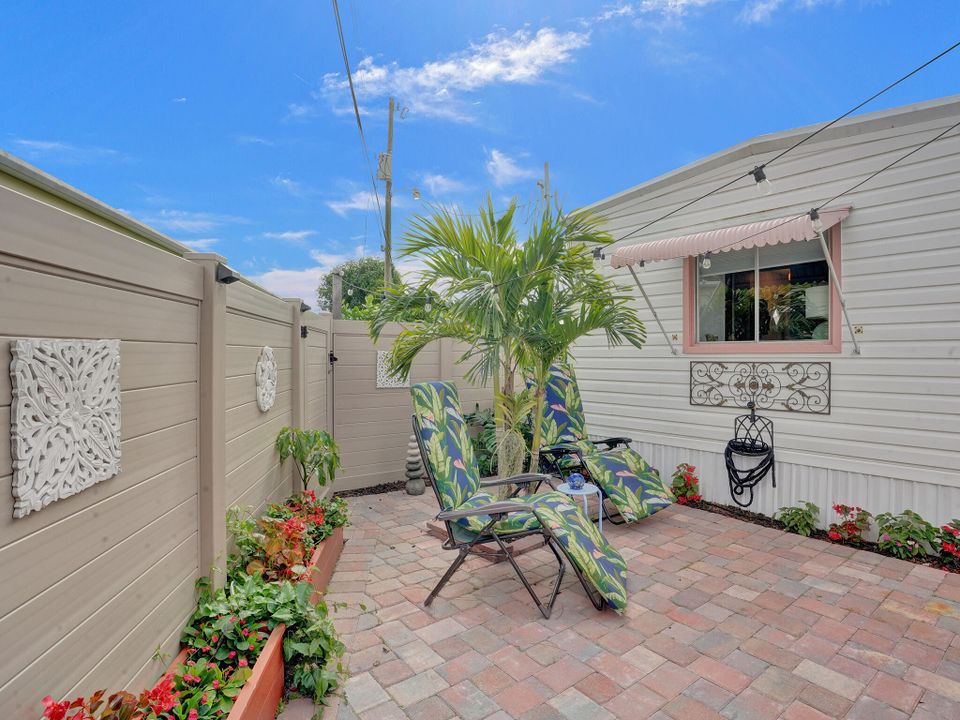 For Sale: $179,900 (2 beds, 2 baths, 840 Square Feet)