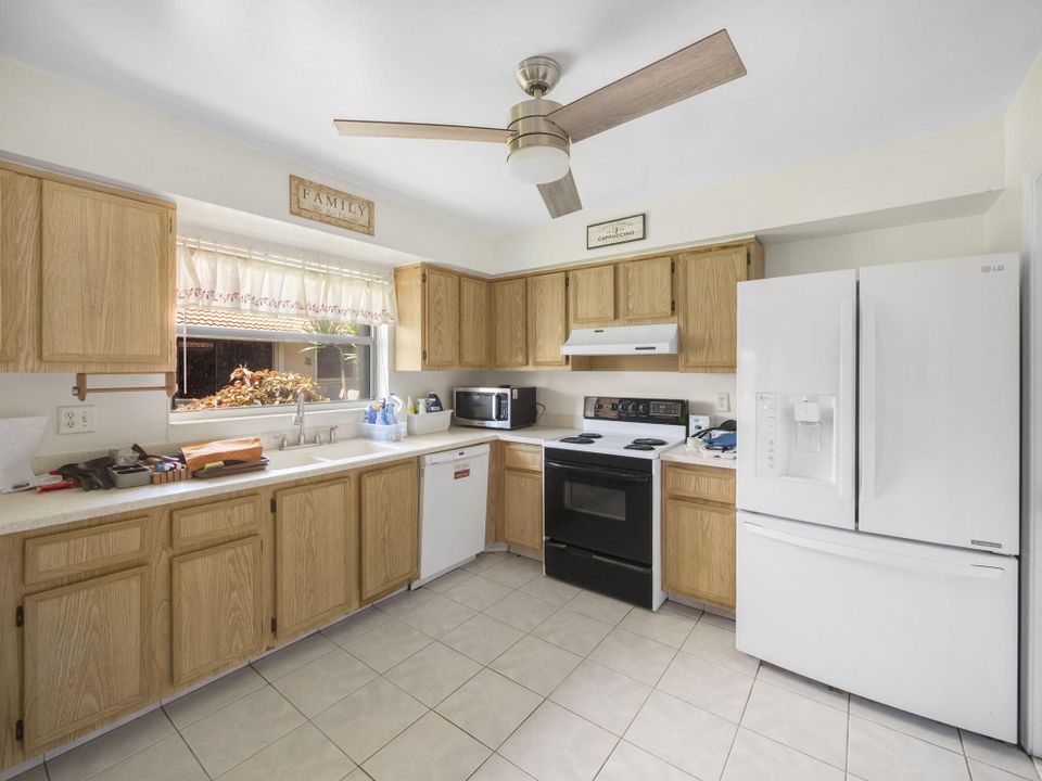 For Sale: $229,000 (2 beds, 2 baths, 1400 Square Feet)