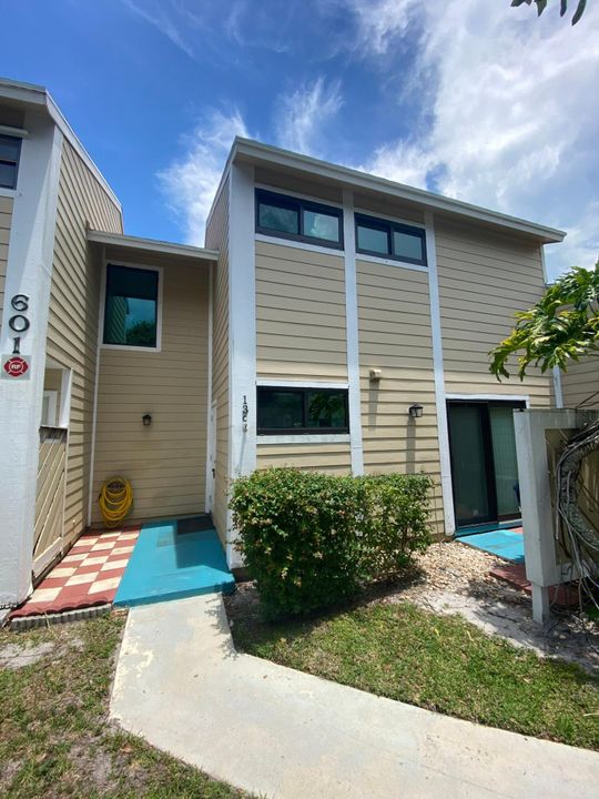 For Sale: $329,900 (2 beds, 2 baths, 1284 Square Feet)