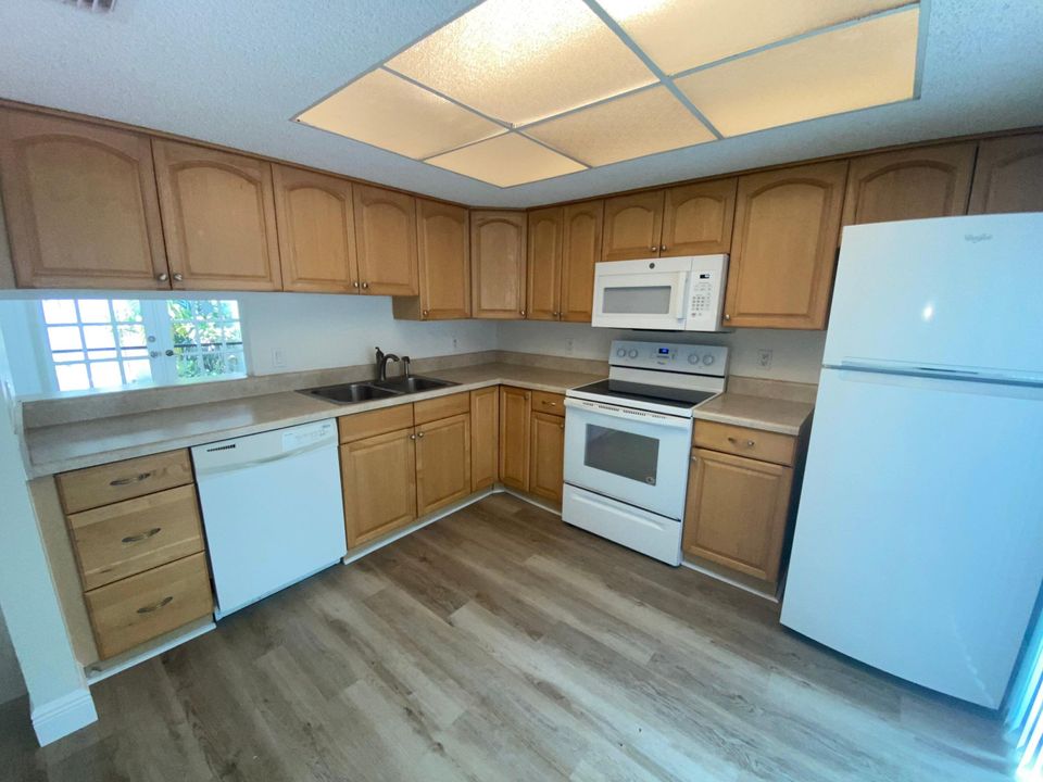 For Sale: $329,900 (2 beds, 2 baths, 1284 Square Feet)