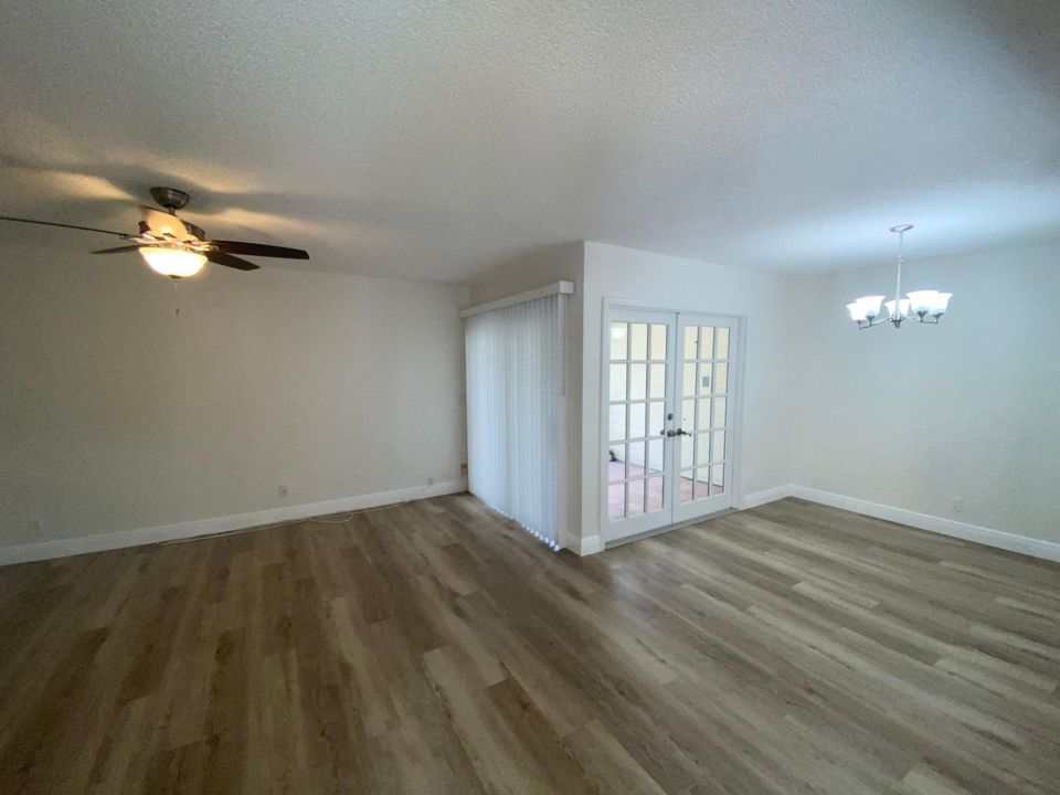 For Sale: $329,900 (2 beds, 2 baths, 1284 Square Feet)