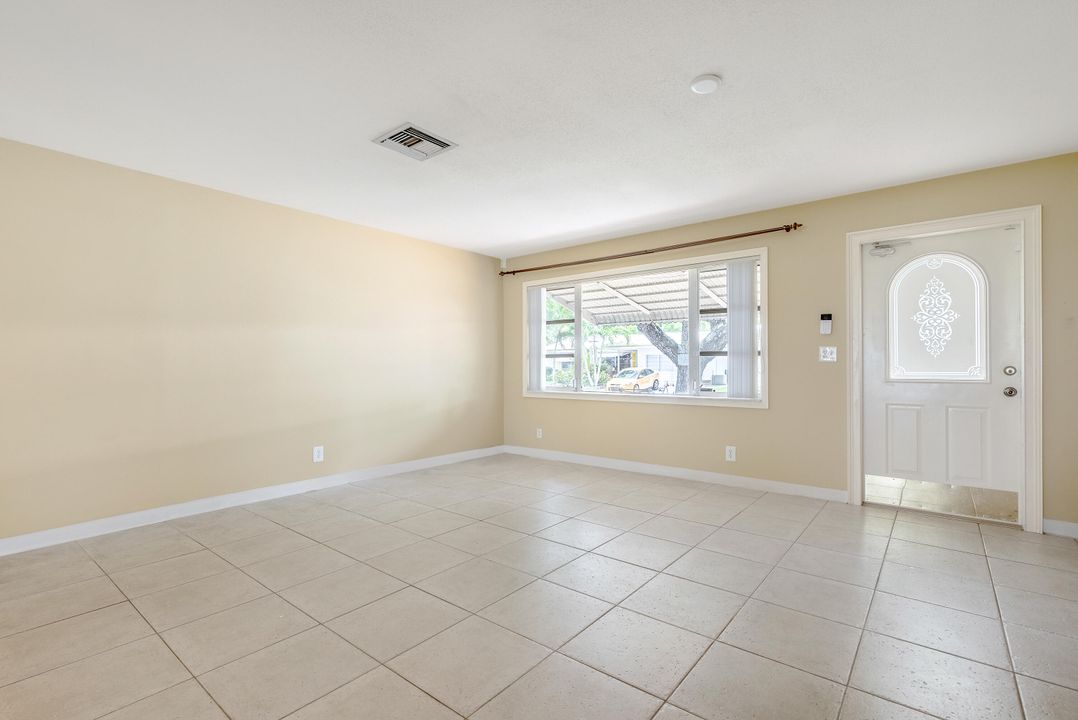 For Sale: $324,900 (2 beds, 1 baths, 1224 Square Feet)