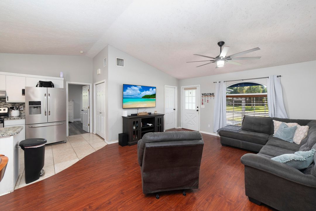 For Sale: $345,000 (3 beds, 2 baths, 1292 Square Feet)