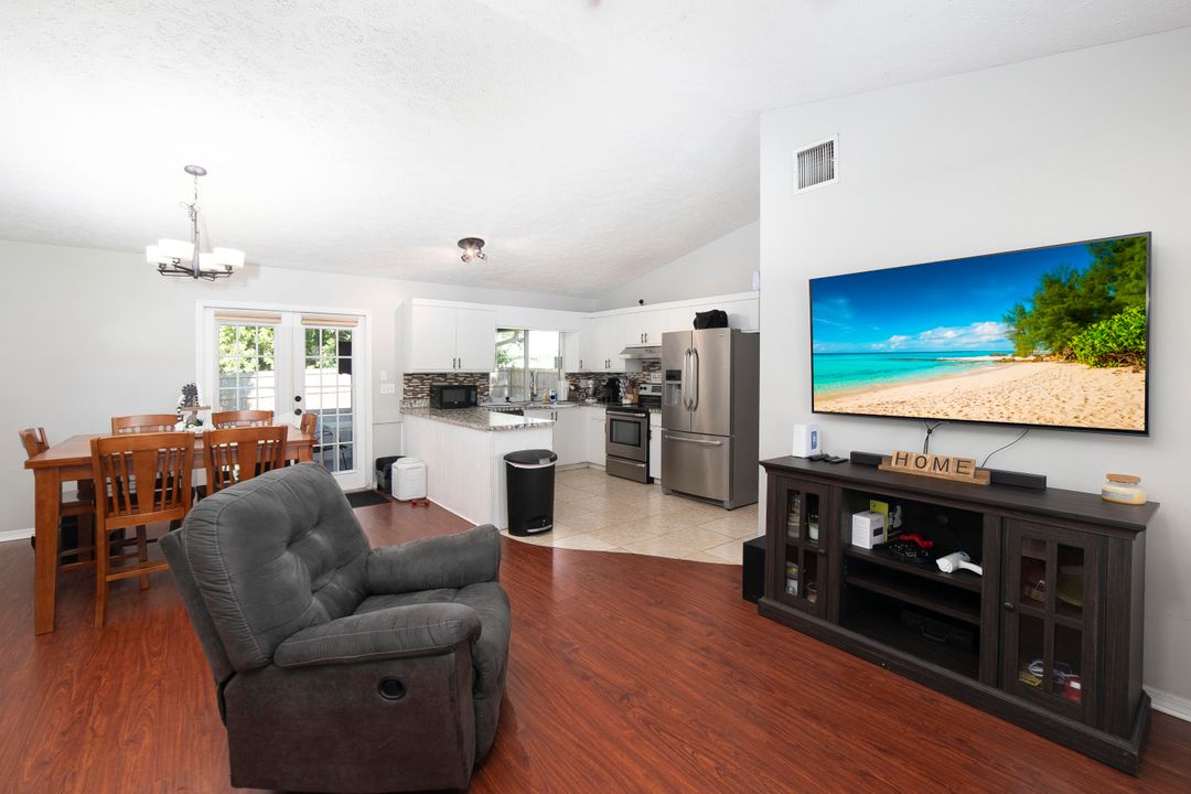 For Sale: $345,000 (3 beds, 2 baths, 1292 Square Feet)