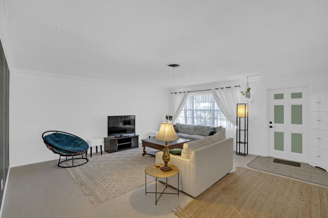 For Sale: $305,000 (2 beds, 2 baths, 1199 Square Feet)