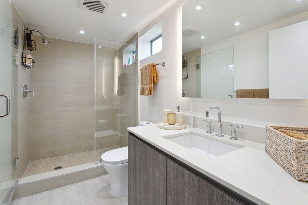 For Sale: $1,145,000 (2 beds, 2 baths, 1129 Square Feet)