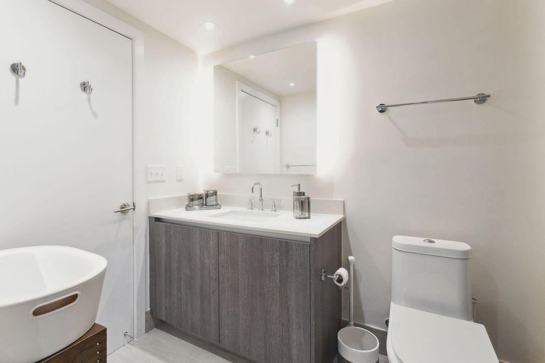 For Sale: $1,145,000 (2 beds, 2 baths, 1129 Square Feet)