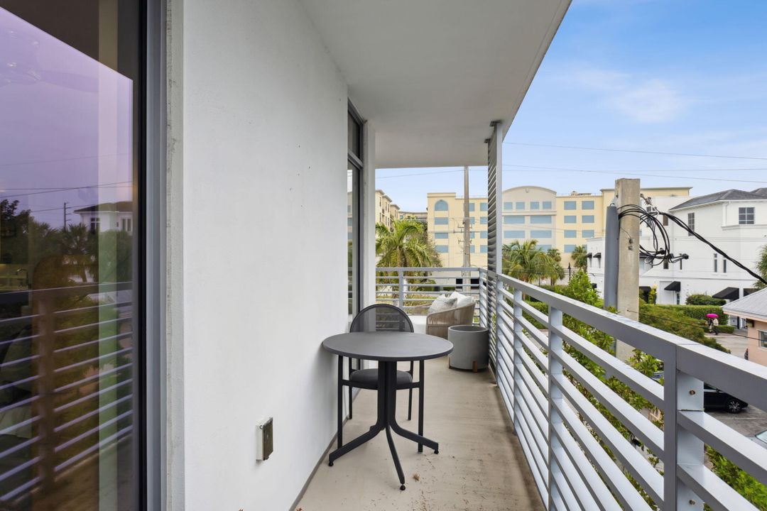 For Sale: $1,145,000 (2 beds, 2 baths, 1129 Square Feet)