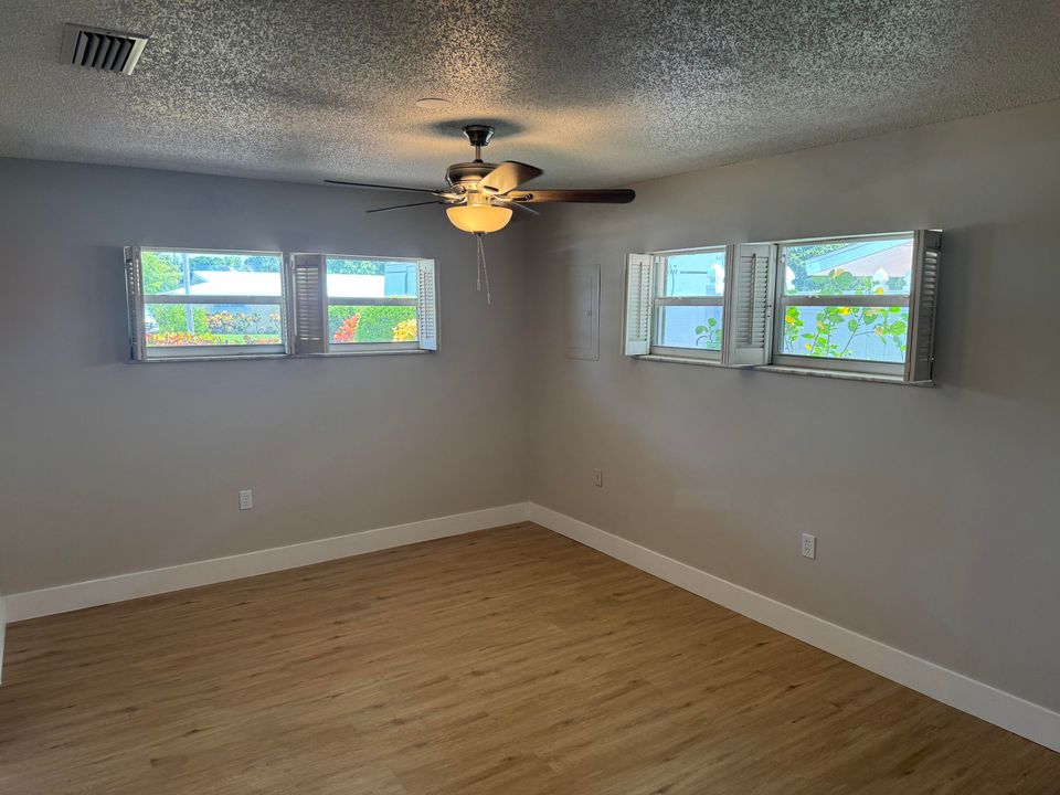 For Sale: $295,000 (3 beds, 2 baths, 1080 Square Feet)