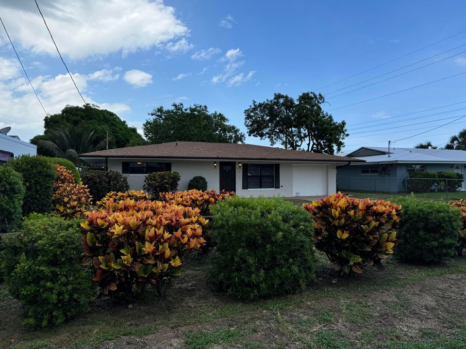 For Sale: $295,000 (3 beds, 2 baths, 1080 Square Feet)