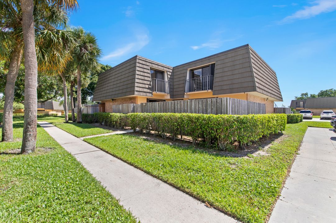 For Sale: $339,000 (2 beds, 2 baths, 1236 Square Feet)