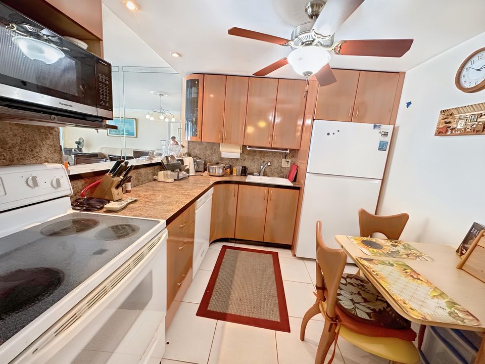 For Sale: $259,000 (1 beds, 1 baths, 780 Square Feet)