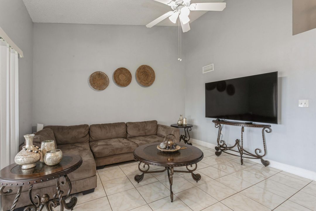 For Sale: $299,000 (2 beds, 2 baths, 1120 Square Feet)