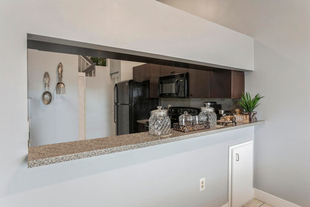 For Sale: $299,000 (2 beds, 2 baths, 1120 Square Feet)