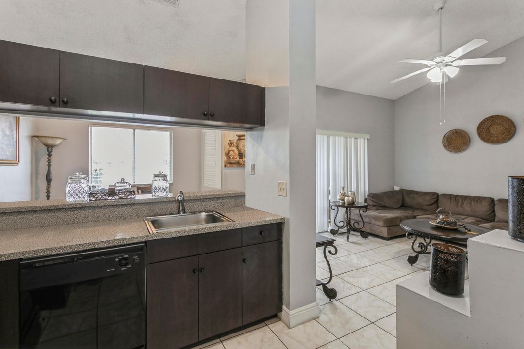 For Sale: $299,000 (2 beds, 2 baths, 1120 Square Feet)