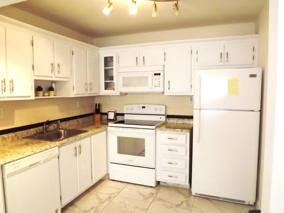 For Rent: $1,400 (1 beds, 1 baths, 760 Square Feet)