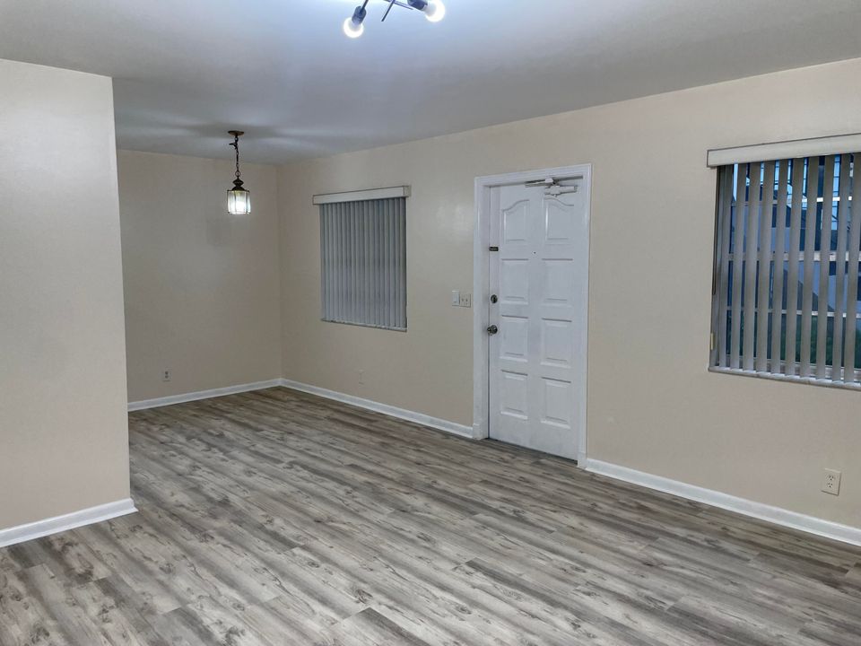 For Rent: $1,750 (1 beds, 1 baths, 871 Square Feet)