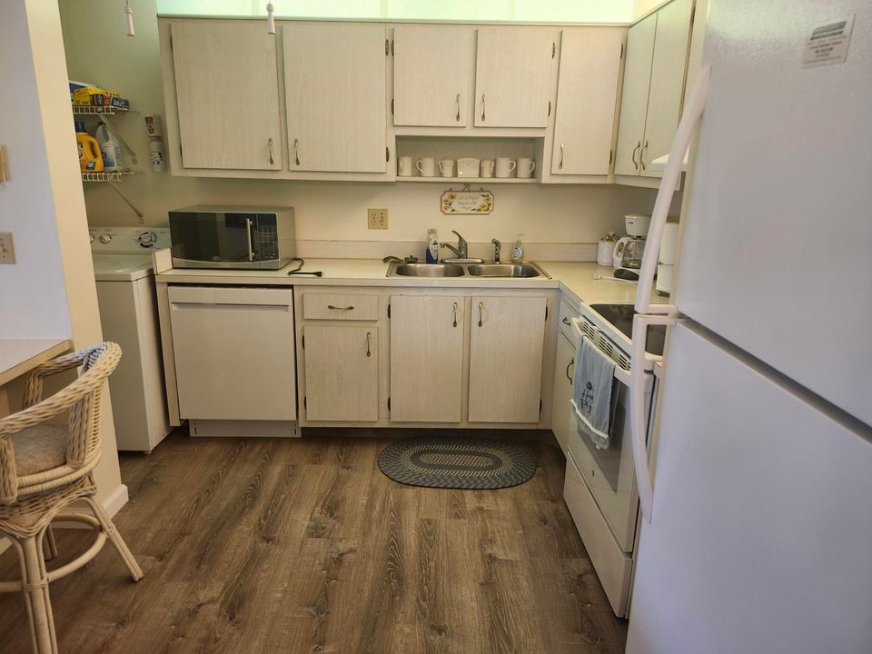 For Rent: $2,100 (2 beds, 1 baths, 920 Square Feet)