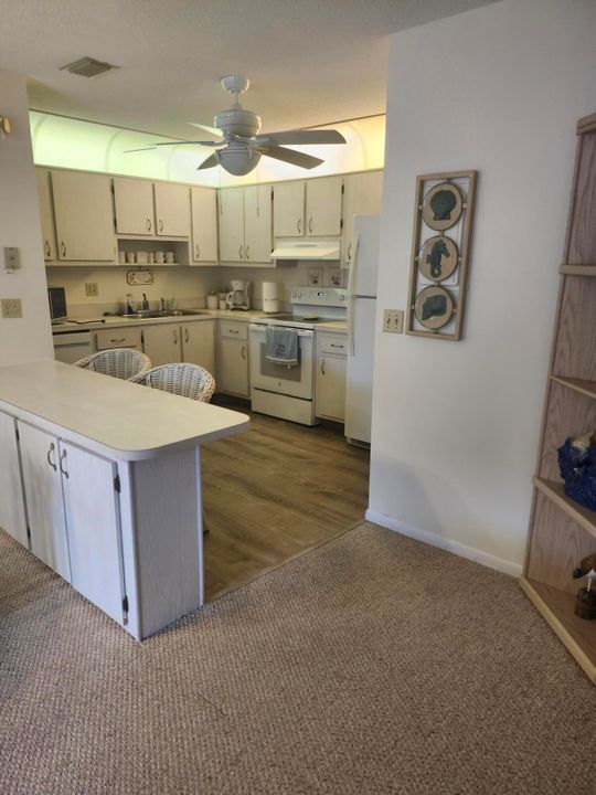 For Rent: $2,100 (2 beds, 1 baths, 920 Square Feet)