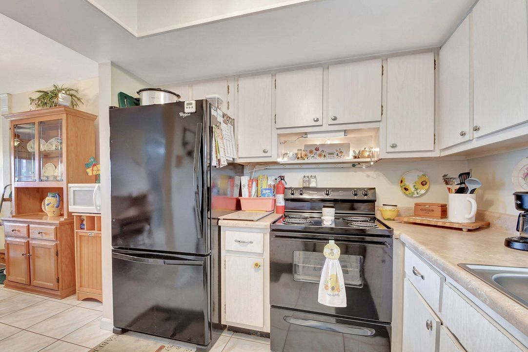 For Sale: $179,900 (2 beds, 2 baths, 895 Square Feet)