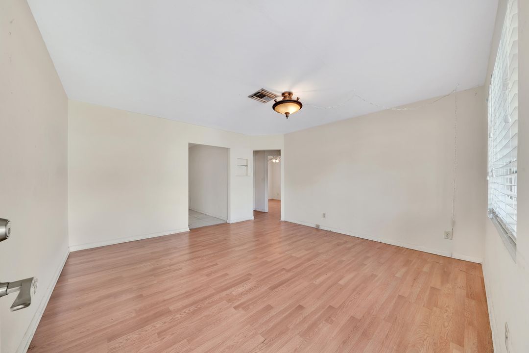 For Sale: $280,000 (2 beds, 1 baths, 880 Square Feet)