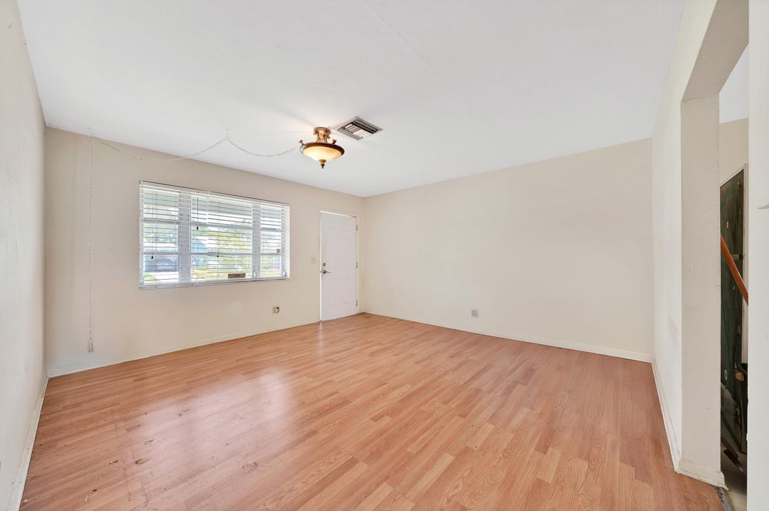 For Sale: $280,000 (2 beds, 1 baths, 880 Square Feet)