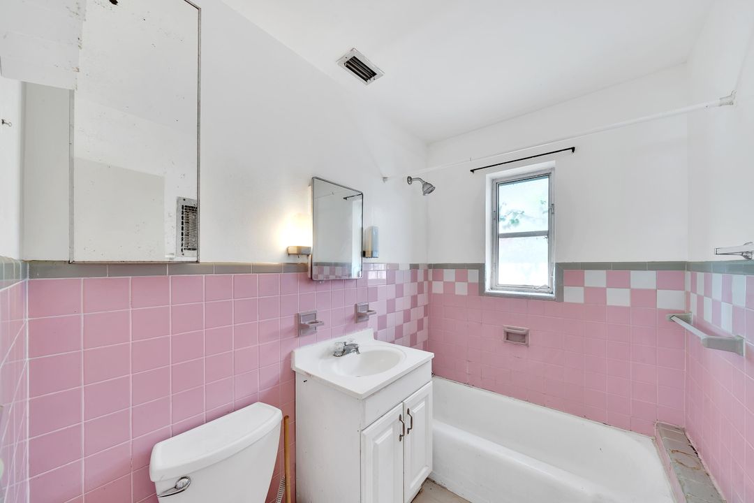 For Sale: $280,000 (2 beds, 1 baths, 880 Square Feet)