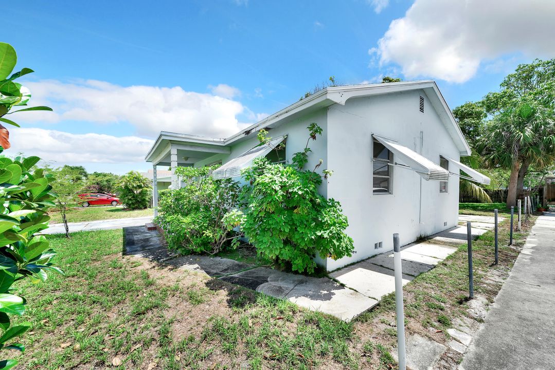 For Sale: $280,000 (2 beds, 1 baths, 880 Square Feet)