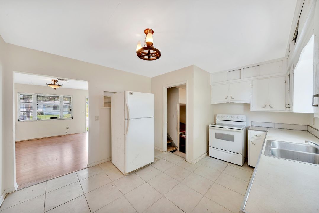 For Sale: $280,000 (2 beds, 1 baths, 880 Square Feet)