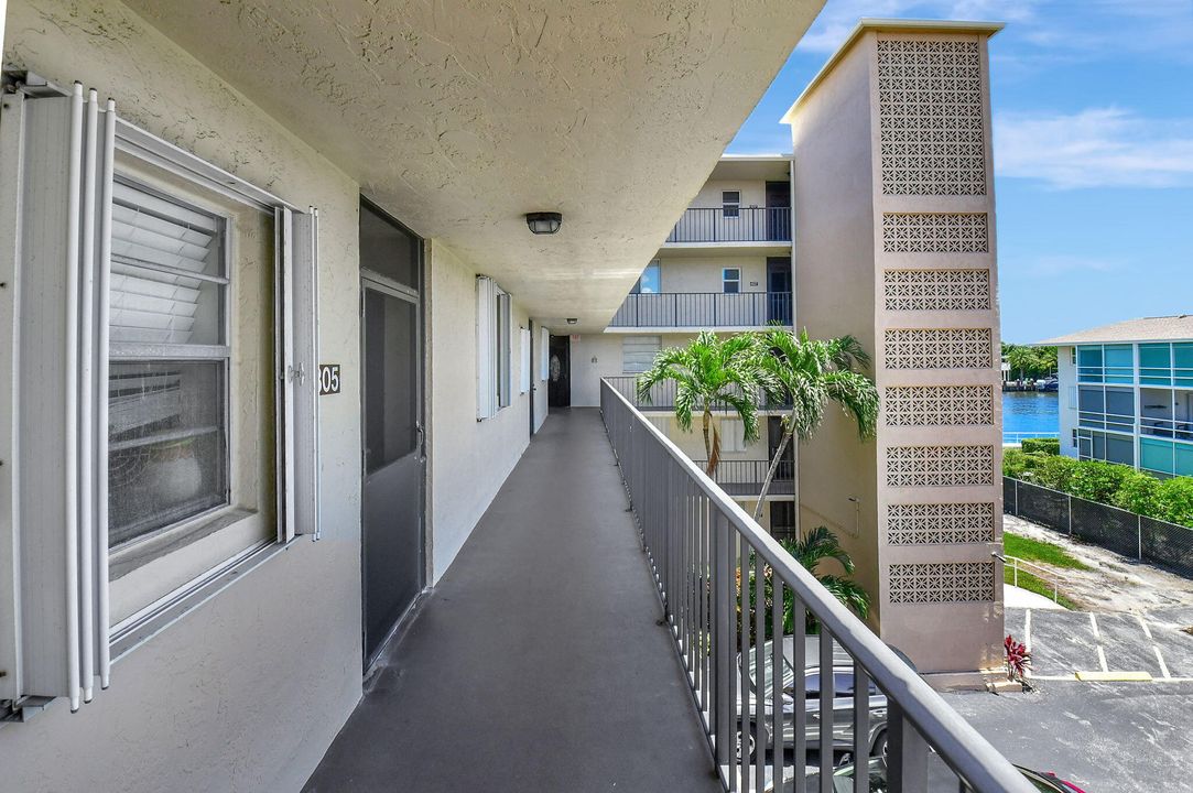 For Sale: $319,000 (2 beds, 2 baths, 908 Square Feet)