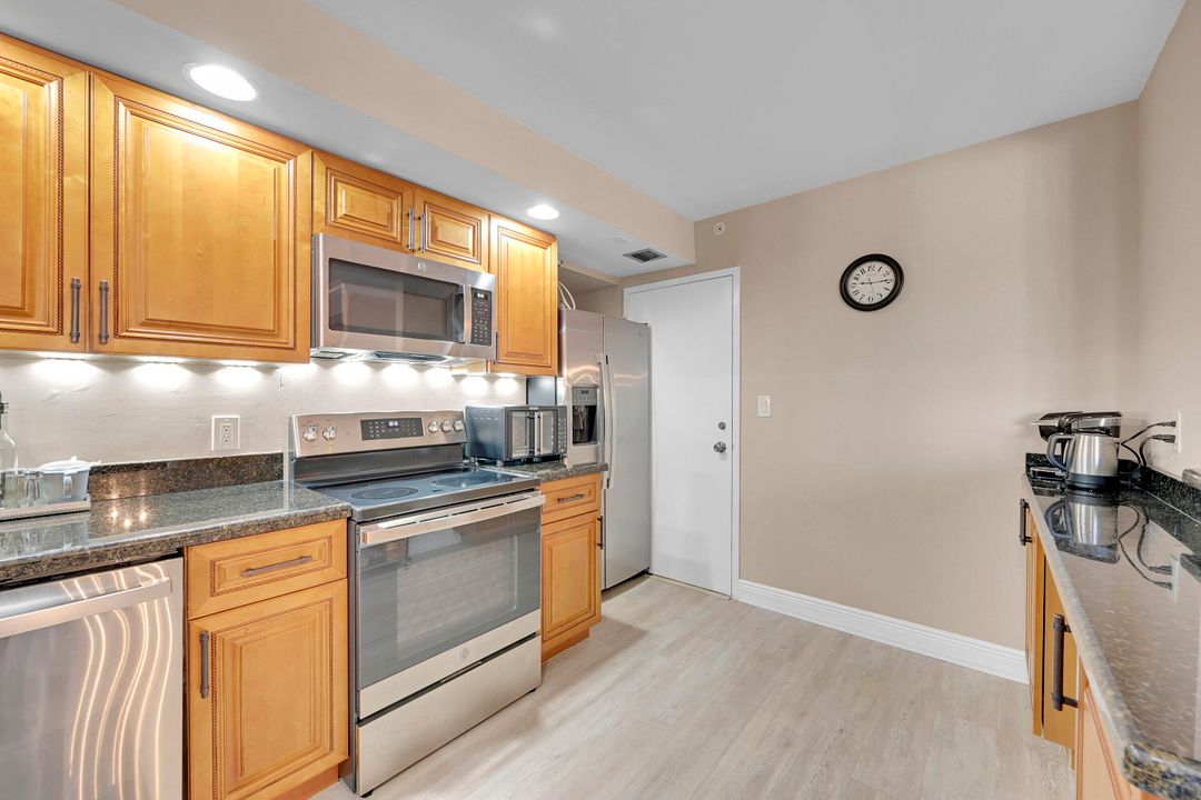 For Sale: $429,900 (2 beds, 2 baths, 1200 Square Feet)