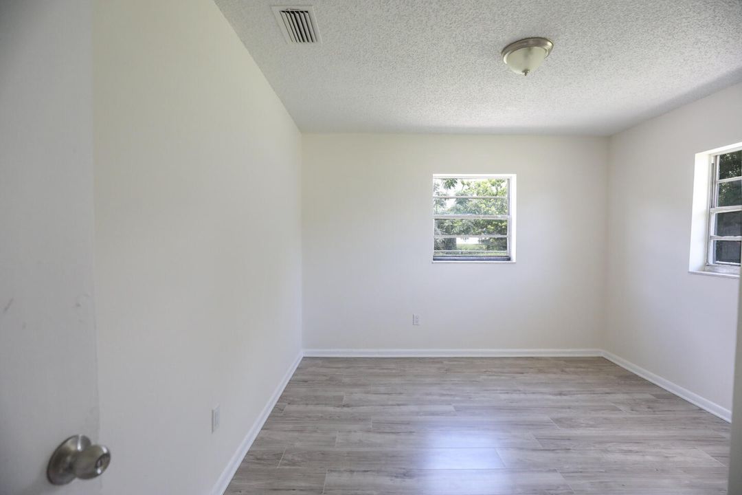 For Sale: $200,000 (2 beds, 1 baths, 720 Square Feet)