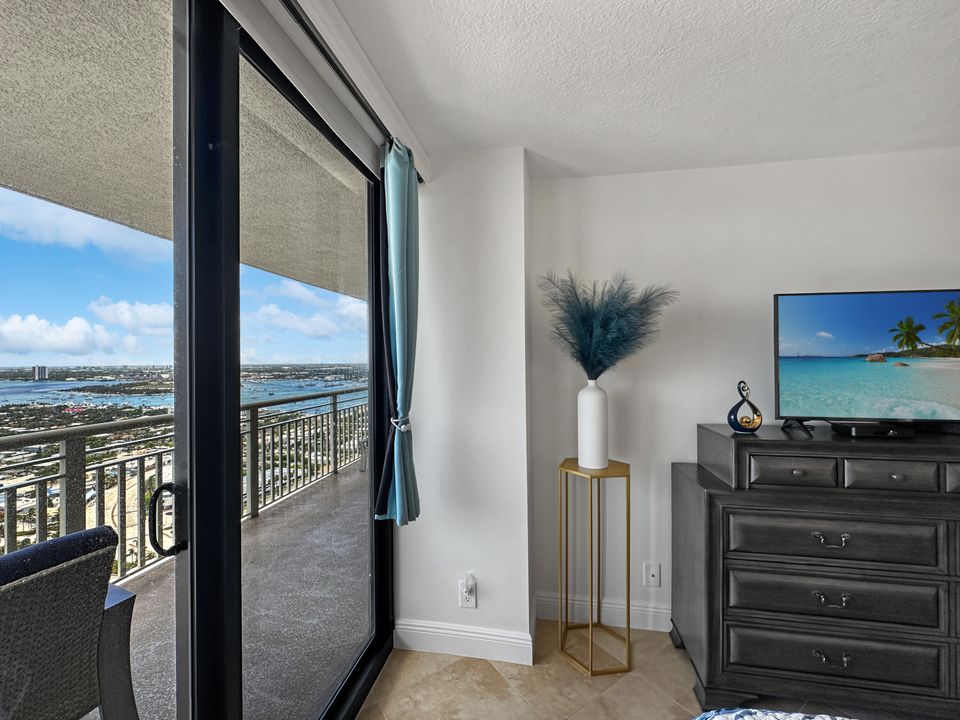 For Sale: $655,000 (1 beds, 1 baths, 1000 Square Feet)