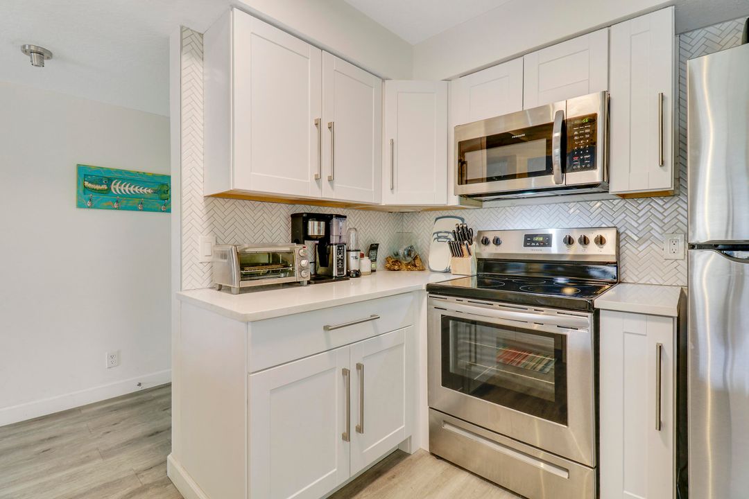 For Sale: $295,000 (2 beds, 2 baths, 923 Square Feet)