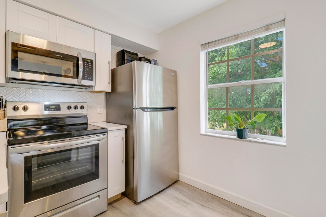 For Sale: $295,000 (2 beds, 2 baths, 923 Square Feet)