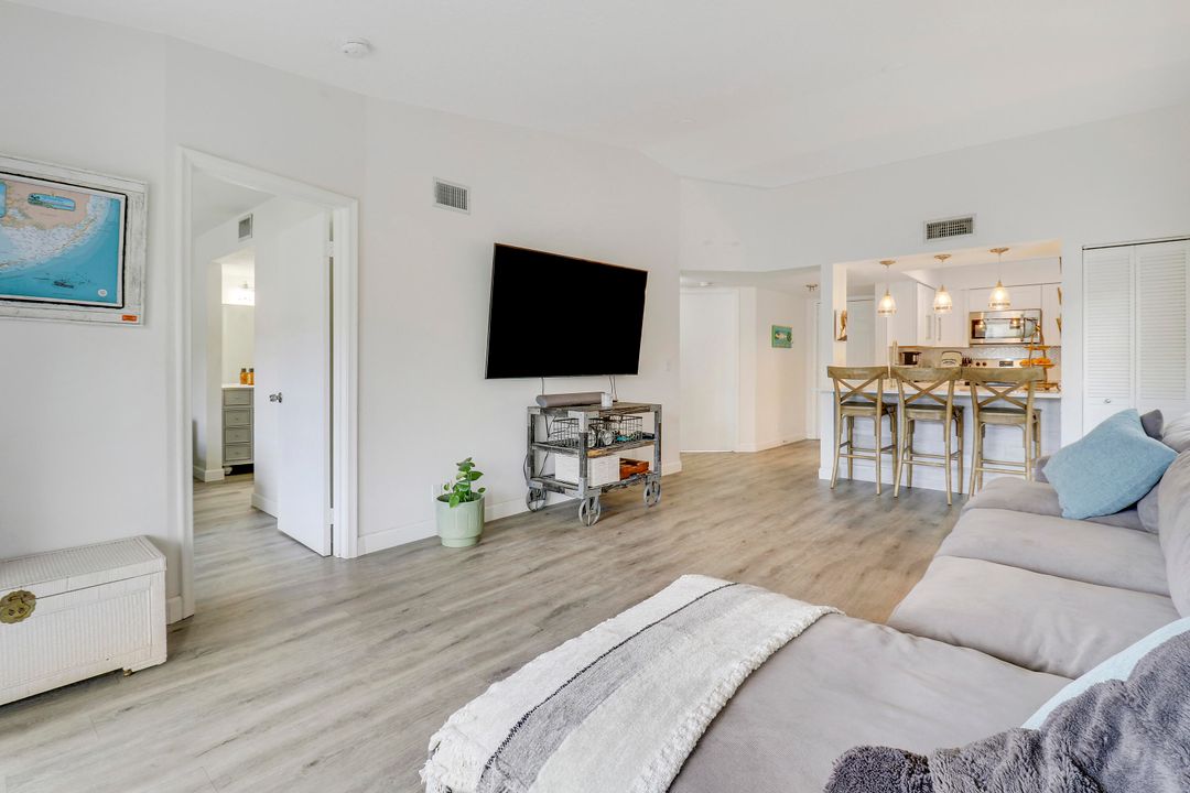 For Sale: $295,000 (2 beds, 2 baths, 923 Square Feet)