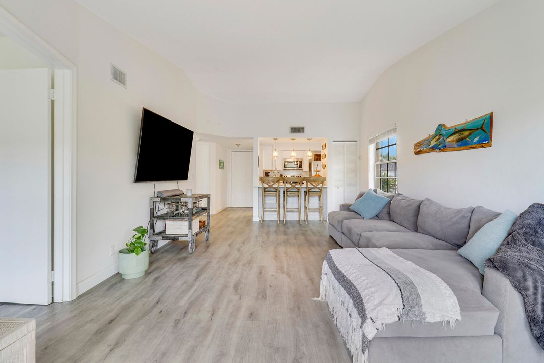 For Sale: $295,000 (2 beds, 2 baths, 923 Square Feet)
