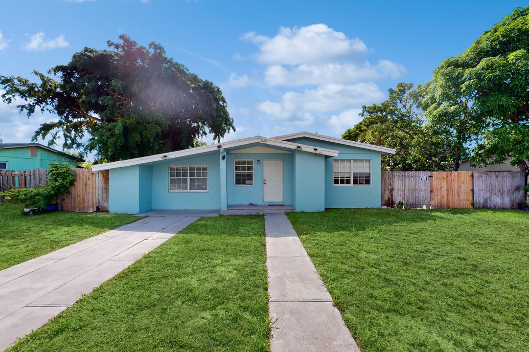 For Sale: $445,000 (3 beds, 1 baths, 1196 Square Feet)