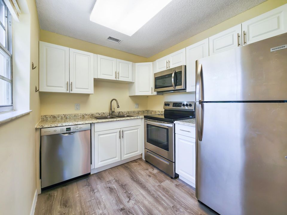 For Sale: $134,900 (1 beds, 1 baths, 800 Square Feet)