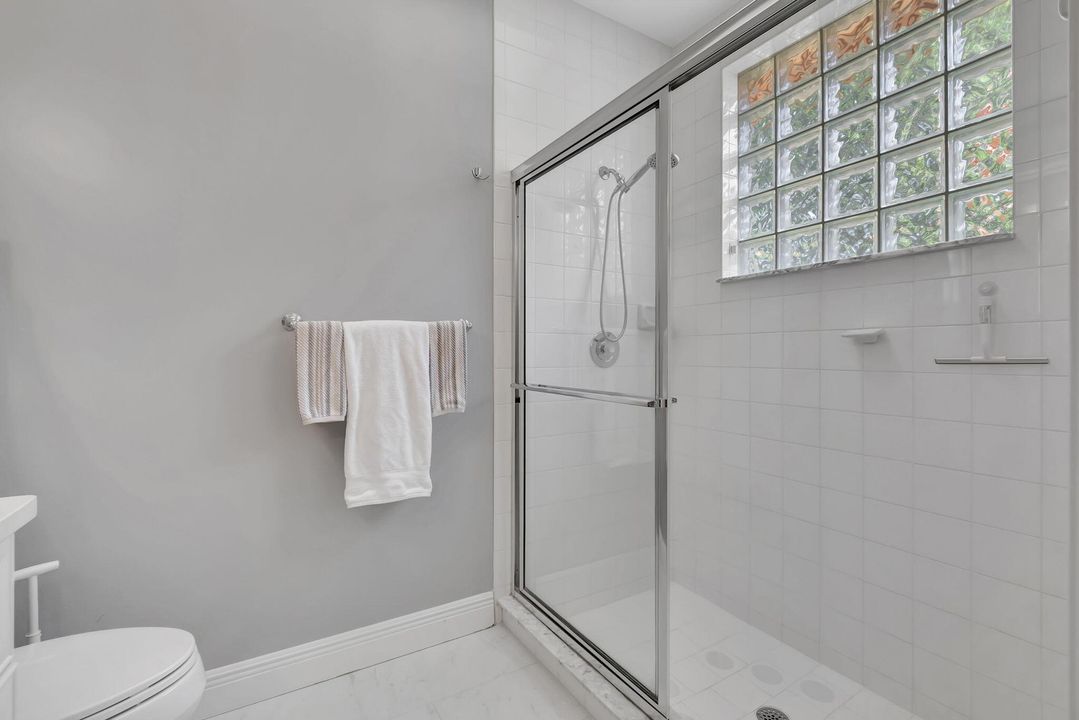 For Sale: $358,000 (2 beds, 2 baths, 1229 Square Feet)