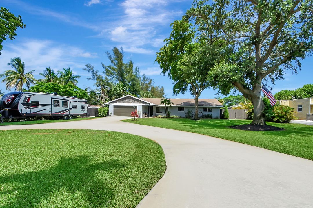 For Sale: $999,000 (3 beds, 2 baths, 2422 Square Feet)