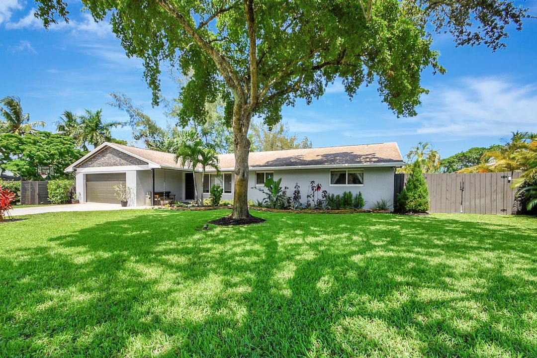 For Sale: $999,000 (3 beds, 2 baths, 2422 Square Feet)