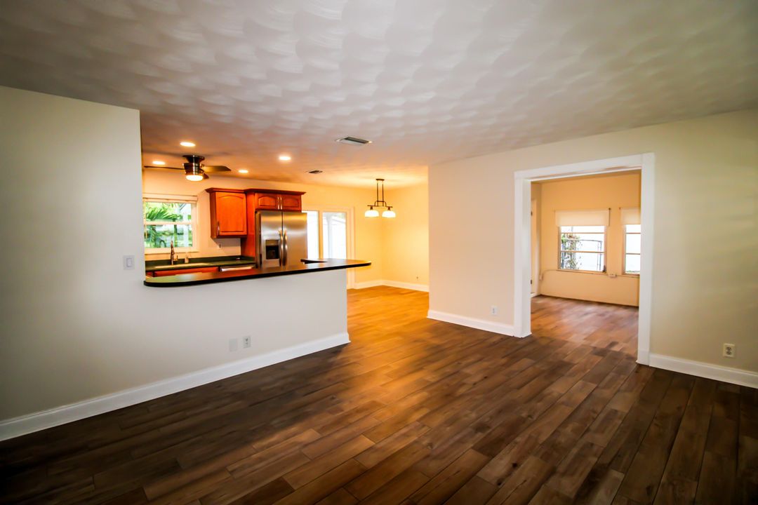 For Sale: $340,000 (2 beds, 1 baths, 996 Square Feet)